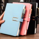 Libreta A5 retro colorida con cubierta de polipiel suave, 360 páginas. Adecuada para estudiantes y la oficina. Con marcapáginas y presilla para bolígrafo. 1
