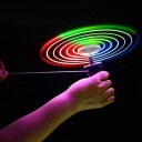 Lichtgevende vliegende schotel voor kinderen Buitenspeelgoed voor kinderen Opwindbare propeller met led-lampjes Glow-in-the-dark vliegende schijf met handvat 25 x 13 cm 4