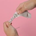 Lingettes de nettoyage pour bijoux 50 pcs Lingettes douces en daim Petit format environ 8 x 8 cm Avec un bord cranté Pour la boîte à bijoux 2
