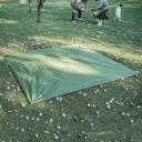 Lona de tenda verde 220 x 240 cm Lona impermeável com ilhós Lona de proteção para campismo + 4 estacas de alumínio de 18 cm 4