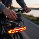 Luce posteriore per bicicletta con indicatori di direzione e allarme 110 dB Supporto per portapacchi posteriore Telecomando quadrato senza fili Luce 5