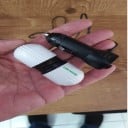 Luftrenser til bil med clips til ventilationsgitter Neutralisering af lugte Strømforsyning fra bilens cigarettænder 12 V med kontakt Mål 3 x 2,6 x 7,5 3