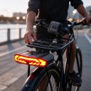 Lumière arrière de vélo avec clignotants et alarme 110 dB Support pour porte-bagages arrière Télécommande sans fil carrée Lumière de frein USB-C 2000 2