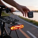 Lumière arrière de vélo avec clignotants et alarme 110 dB Support pour porte-bagages arrière Télécommande sans fil carrée Lumière de frein USB-C 2000 6