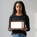 Luminaire mural extérieur LED 25 W Protection IP65 Corps carré en largeur Cadre noir autour du diffuseur blanc Lumière blanche chaude 3000 K 3