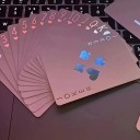 Lussuose carte da gioco bianche con effetto olografico per poker, canasta, jolly e regali con elegante lucentezza iridescente 3