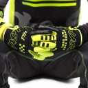 Luvas desportivas de dedos inteiros para motocross com estampado e malha entre os dedos na cor preta com elementos amarelo-neon para condução 1