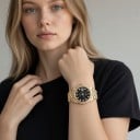 Luxus Damenarmbanduhr mit Kristallen statt Indizes Datumsfenster Geriffelte Lünette Goldener fünfreihiger Armband Wasserfest 5 ATM 3