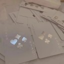 Luxusní bílé hrací karty s holografickým efektem pro poker kanastu žolíky i dárky s elegantním duhovým leskem 4