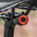Luz traseira vermelha para bicicleta 3,4 x 3,4 cm recarregável por USB-C LED IPX6 à prova de água luz de travão com ligação automática 4 modos bateria de 300mAh 2