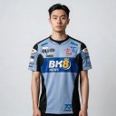 Maglietta blu da uomo con il numero 73 sulla schiena e sul davanti in stile maglia da squadra di corse motociclistiche con lati neri e maniche 3