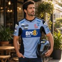 Maglietta da uomo a maniche corte con motivo da corsa del team motociclistico con una fascia scura sul petto e lati neri in blu 4