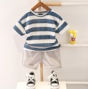 Maglietta e pantaloni corti a righe per bambino L1388 4