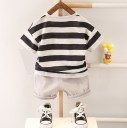Maglietta e pantaloni corti a righe per bambino L1388 1