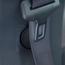 Magnetický držák na bezpečnostní pás do auta protiskluzový cca 4 cm PU kůže pevná spona stabilizátor autopásu interiér vozu 6