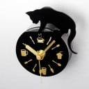 Magnetische analoge Uhr für den Kühlschrank mit der Silhouette einer Katze Schwarzes Ziffernblatt mit goldenen Küchenmotiven Aufhängeloch Größe 8,5 cm 6