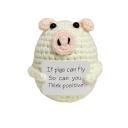 Maialino all'uncinetto per energia positiva Decorazione artigianale con frase motivazionale Regalo originale per la fortuna Amuleto per il buon umore 3