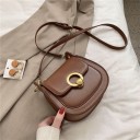Mala crossbody feminina ao ombro Forma semicircular Decoração circular dourada na aba Alça ajustável Couro sintético 18 x 19 x 7 cm 3
