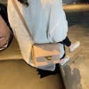 Mala crossbody feminina com aba e detalhe metálico em forma de meia-lua Alça larga com mosquetões Forma quadrada Pele PU 18,5 x 8 x 14 cm 10