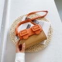 Mala crossbody feminina com aba e duas grandes fivelas Forma retangular Alça fina ao ombro Couro PU Dimensões 18 x 13 x 8 cm 3