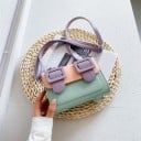 Mala crossbody feminina com aba e duas grandes fivelas Forma retangular Alça fina ao ombro Couro PU Dimensões 18 x 13 x 8 cm 5