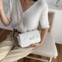 Mala crossbody feminina com acolchoamento em losangos Aba com fecho rotativo Corrente entrelaçada com fita em pele PU e poliéster 21 x 6 x 13 8