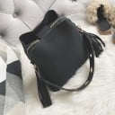 Mala crossbody feminina com pompons Fecho com zíper Alça larga com ilhós metálicos e alça longa para uso cruzado sobre o corpo Pele PU 2