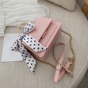 Mala crossbody feminina em couro PU Aba e alça metálica Alça com corrente e fivela Uso à mão ou ao ombro Dimensões 20 x 13 x 7 cm 3