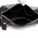 Mala crossbody feminina em forma de meia-lua Couro preto genuíno com textura granulada Larga alça riscada Bolso exterior com fecho de correr 3