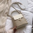 Mala crossbody feminina em palha trançada com aba e anel metálico Alça curta e alça longa ao ombro Dimensões 20 x 21 x 12 cm 1