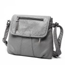 Mala crossbody feminina em pele sintética macia com superfície enrugada Flap com bolso com fecho Alça ajustável 25 x 22 x 3 cm 5