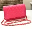 Malá dámska crossbody kabelka s klopou Kosoštvorcové prešívanie Dlhý retiazkový popruh popretkávaný páskom PU koža 20 x 14 x 7 cm 5