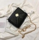 Malá dámská crossbody kabelka s klopou Řetízkový popruh zlaté barvy Geometrická kovová spona PU kůže a polyester 23 x 19 x 8 cm 5