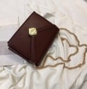 Malá dámská crossbody kabelka s klopou Řetízkový popruh zlaté barvy Geometrická kovová spona PU kůže a polyester 23 x 19 x 8 cm 4