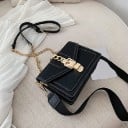 Malá dámska crossbody kabelka s klopou Zlatá pracka s reťazcom Popruh s reťazcom i široký textilný popruh PU koža 20 x 15 x 7 cm Do mesta 1