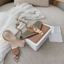 Malá dámska crossbody kabelka s klopou Zlatá pracka s reťazcom Popruh s reťazcom i široký textilný popruh PU koža 20 x 15 x 7 cm Do mesta 2