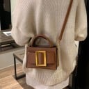 Malá dámska crossbody kabelka s uchem a veľkou ozdobnou prackou Nastaviteľný popruh cez rameno PU koža a polyester Rozmery 19 x 13 x 9 cm 6