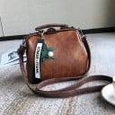 Malá dámska kabelka do ruky aj cez rameno z PU kože 24 x 19 x 12 cm Kufríkový tvar s krátkym uškom Prívesok s hviezdou a korálkom 3