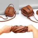 Malá dámska kabelka z umelej kože s uškom a nastaviteľným popruhom cez rameno Predná kapsa na zips Otvor na slúchadlá 20 x 17 x 8 cm 3