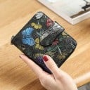 Malá dámska peňaženka z pravej kože s farebným reliéfnym vzorom kvetín Zip po obvode a zapínaním na poutko Rozmer 11,5 x 9 x 3 cm 3