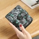 Malá dámska peňaženka z pravej kože s farebným reliéfnym vzorom kvetín Zip po obvode a zapínaním na poutko Rozmer 11,5 x 9 x 3 cm 5