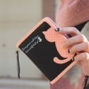 Malá dámská peněženka na zip s puntíkovanou kočkou Přívěsek ve tvaru kočky Přihrádky na karty a průhledné okénko PU kůže 11,5 x 9,5 cm 1