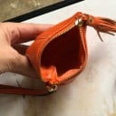 Malá dámská peněženka z pravé kůže na zip s poutkem na zápěstí Ozdobný střapec Zrnitý povrch Prošitý šev a látková podšívka 7