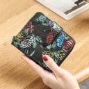 Malá dámská peněženka z pravé kůže s barevným reliéfním vzorem květin Zip po obvodu a zapínání na poutko Rozměr 11,5 x 9 x 3 cm 2