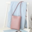 Mała damska torebka crossbody przez ramię Płaski prosty kształt Metalowe zapięcie Cienki uchwyt 52 cm PU skóra Wymiary 15 x 20 cm 5