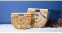 Mala de madeira para senhora em forma de meia-lua Estrutura perfurada em lâminas finas Pega recortada 28 x 7,5 x 24,5 cm 3