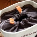 Mala de ombro feminina em forma de saco de lona Cinza claro com alça castanha escura Bolsa interior com cordão Bolso com fecho Dimensões 23 x 23 x 20 5