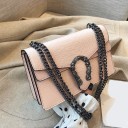 Mala de senhora crossbody com padrão de cobra e fivela decorativa. Alça em corrente de metal escuro. Aba. Couro sintético. 25 x 16 x 9 cm 4