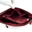 Mala de senhora crossbody de ombro com fecho de zip e pompom Bolsos com fecho atrás e dentro Couro verdadeiro macio Dimensões 26 x 19 x 10 7