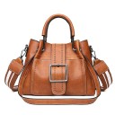 Mala de senhora crossbody em couro sintético PU com alça para a mão Alça riscada larga Grande fivela metálica e tachas decorativas 27 x 20 2